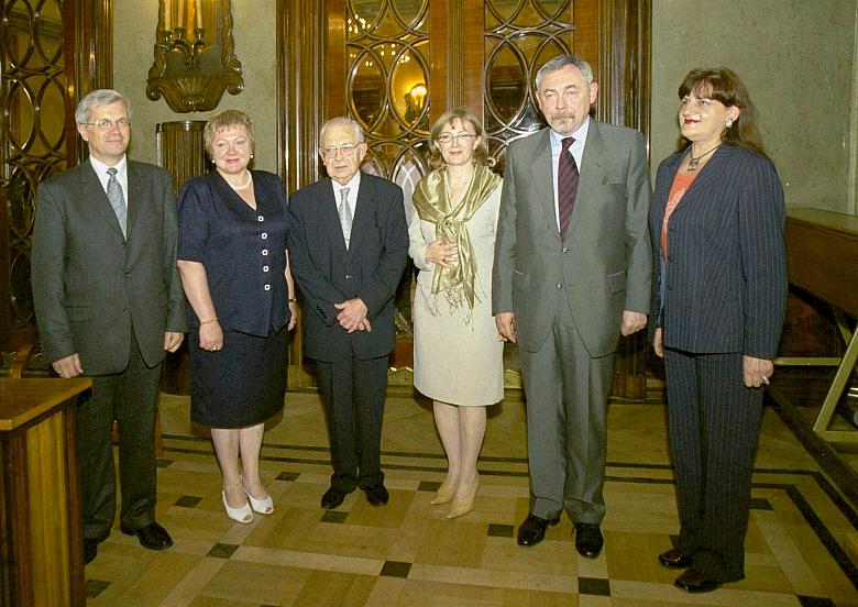 Pamiątkowa fotografia. 
Od lewej: Marek Piwowarczyk i Adriana Gawriłow - członkowie kapituły, Laureat, Anna Zabdyr-Jamróz, prez