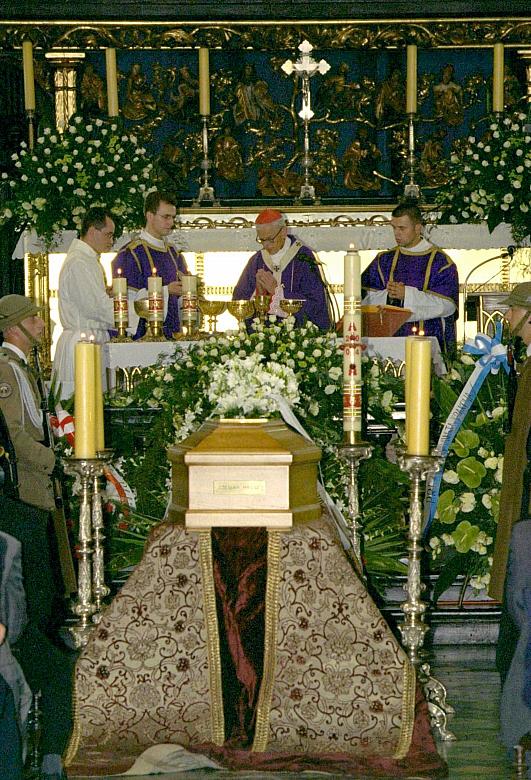 Mszę świętą żałobną odprawił ksiądz kardynał Franciszek Macharski, Arcybiskup Metropolita Krakowski.