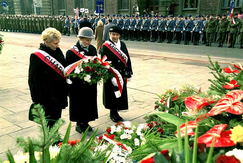 Składanie wieńców na Grobie Nieznanego Żołnierza  przez przedstawicielki Stowarzyszenia Rodzin Ofiar Katynia Polski Południowej.