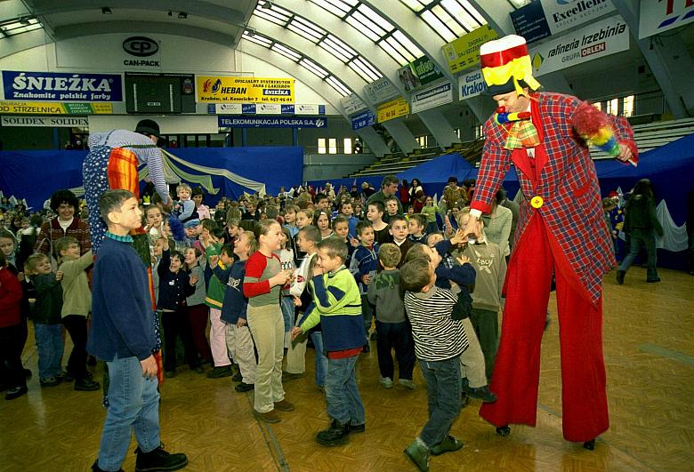 Dzieci zabawiał "Cyrk Claunów".
