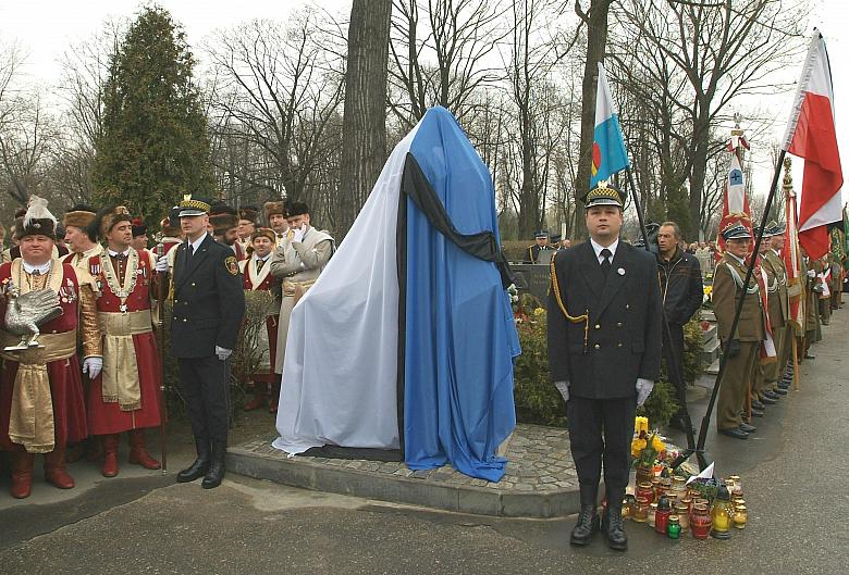 Na cmentarzu Rakowickim odsłonięto pomnik upamiętniający wizyty Ojca Świętego przy grobie Jego Rodziców. 