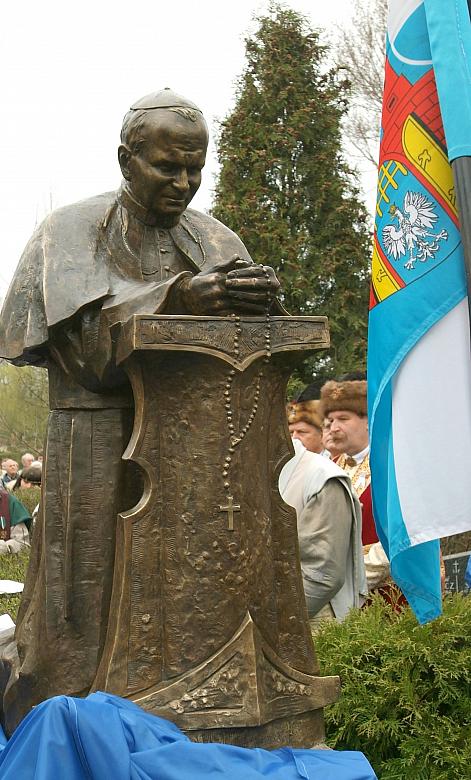 Autorem projektu pomnika jest prof. Czesław Dźwigaj.