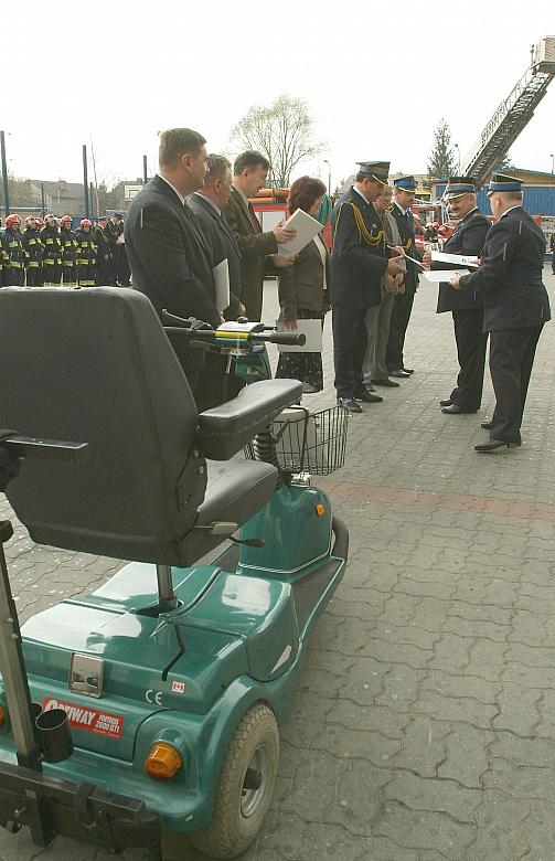 Przekazanie elektrycznych wózków inwalidzkich dla poszkodowanych w pożarach.
