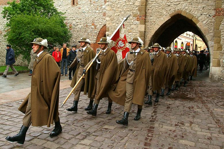 Kompania honorowa Wojska Polskiego wraz z pocztem sztandarowym.