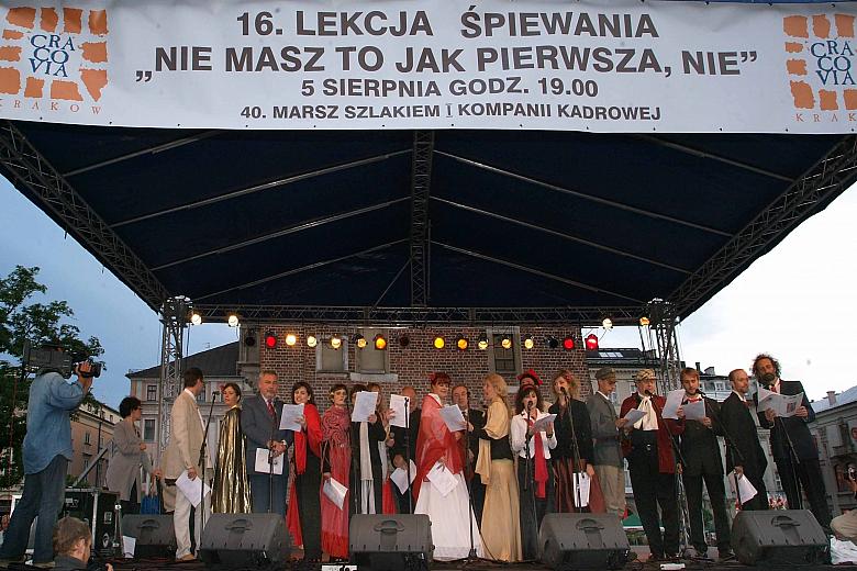 Wykonywano pieśni nawiązujące swą tematyką do marszów Kadrówki oraz tradycji Legionów.