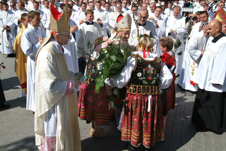 Po drodze Krakowskie kwiaciarki dały nowemu Arcypasterzowi bukiet kwiatów.