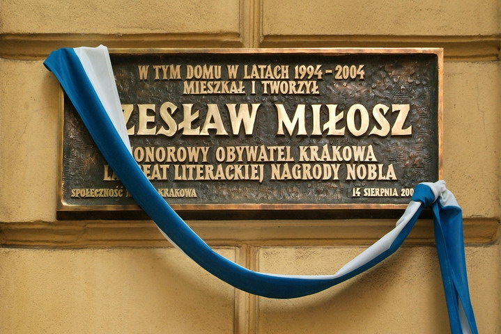 Tablica poświęcona pamięci Czesława Miłosza, laureata literackiej Nagrody Nobla oraz Honorowego Obywatela Stołecznego Królewskie