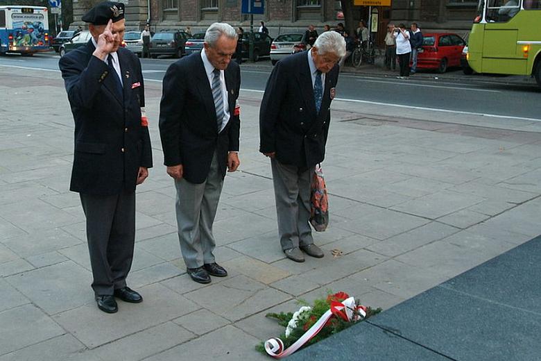Członkowie organizacji kombatanckich i niepodległościowych złożyli kwiaty na Grobie Nieznanego Żołnierza...