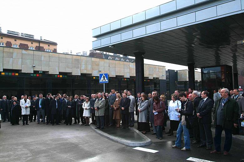 Otwarciu nowego dworca przyglądało się wielu zaproszonych gości oraz mieszkańców Krakowa.