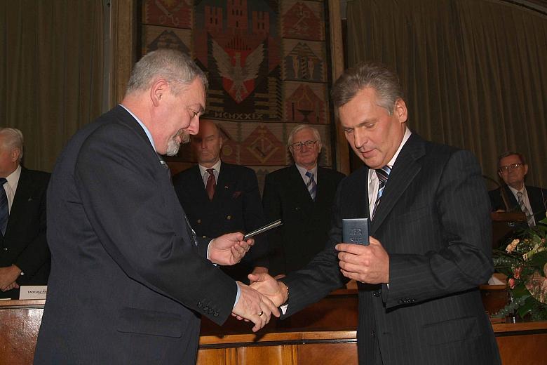 Posiedzenie SKOZK było okazją do wręczenia Prezydentowi Aleksandrowi Kwaśniewskiemu Odznaki "Honoris Gratia", nadawane