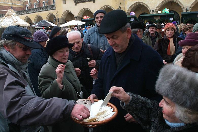 Opłatkiem łamał się ksiądz infułat Bronisław Fidelus, archiprezbiter Bazyliki Mariackiej.