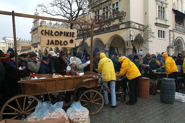 Jak co roku potrzebujący ludzie 
z całej Polski przyjechali do Krakowa, aby spróbować tradycyjnych pierogów z kapustą i grzybam
