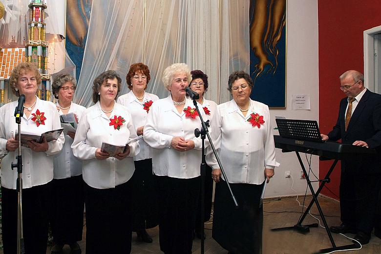 Program artystyczny zaprezentowały "Seniorinki", członkinie Koła nr 12 PZERiI.