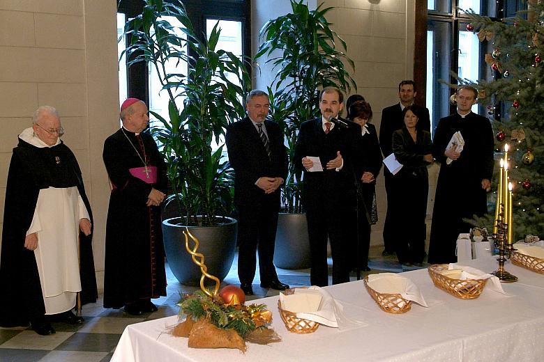 Zaproszonych gości powitał Przewodniczący Rady Miasta Krakowa dr inż. Paweł Pytko.
Od lewej: Ojciec Adam Studziński, kardynał S