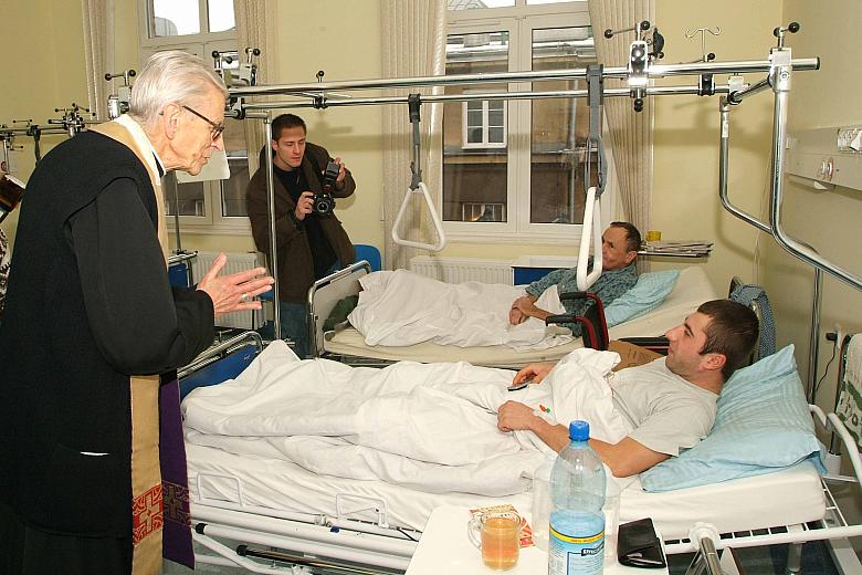 Pacjentów szpitala odwiedził kardynał Franciszek Macharski...