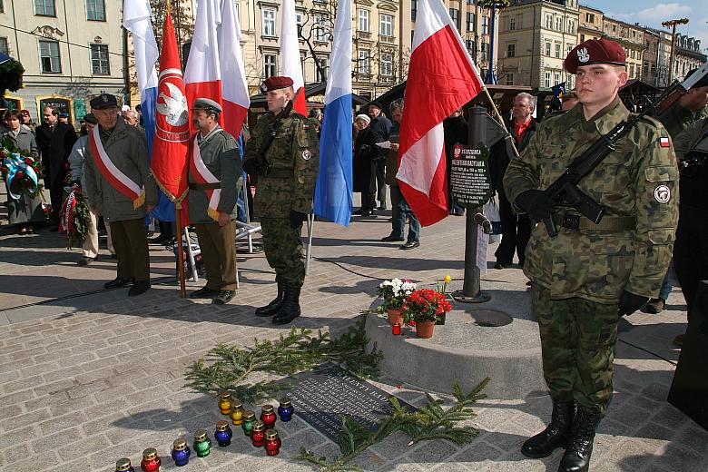 Warta honorowa Wojska Polskiego i przedstawicieli organizacji kombatanckich.