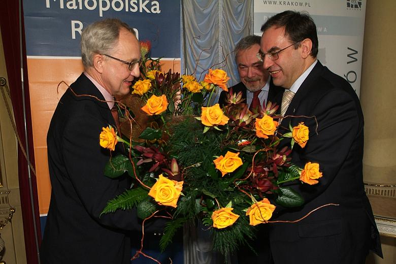 Pamiątkowy dyplom i kwiaty wręczył Marszałek Województwa Małopolskiego Janusz Sepioł.