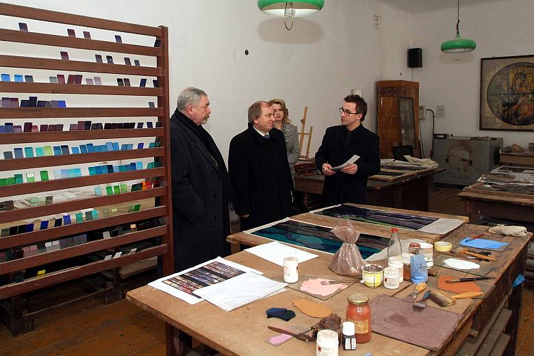 Zwiedzający pracownię (od lewej): Prezydent Miasta Krakowa Jacek Majchrowski, Dyrektor Wydziału Kultury i Dziedzictwa Narodowego