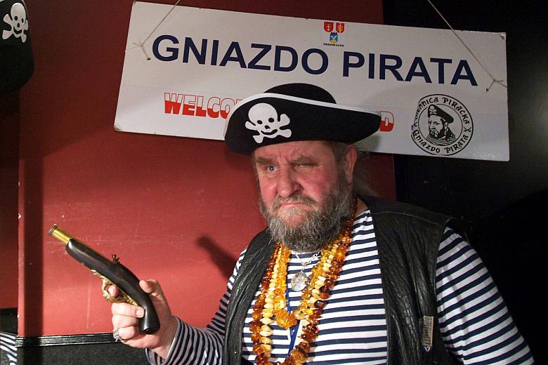Do zakupów zachęcał "miejscowy pirat".