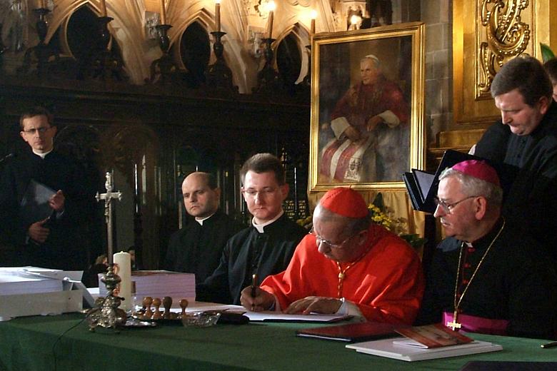 Uroczyste podpisanie protokołu 
z ostatniej sesji Trybunału Rogatoryjnego kończącej proces beatyfikacyjny i kanonizacyjny Jana 