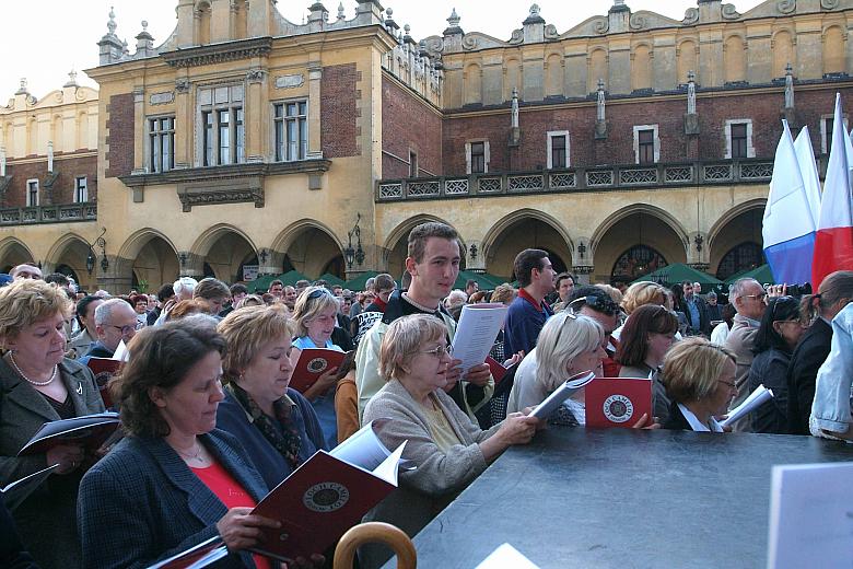 Wspólne śpiewanie na krakowskim Rynku Głównym ma już wieloletnią tradycję. Pierwszy koncert odbył się w Święto Niepodległości 11