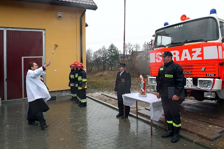 Ks. Zygmunt Cholewa, proboszcz parafii pod wezwaniem św. Mikołaja w Czulicach poświęcił samochody ratownicze i figurę św. Floria