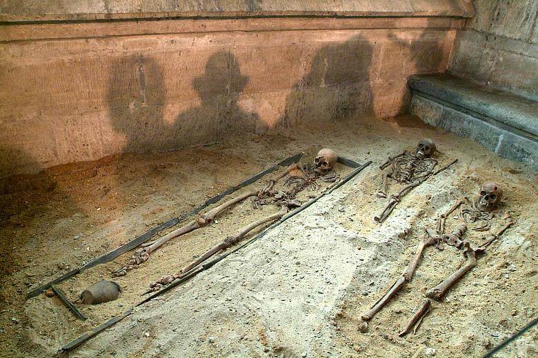 ...oraz szkielety z grobów pochodzących z XI wieku.