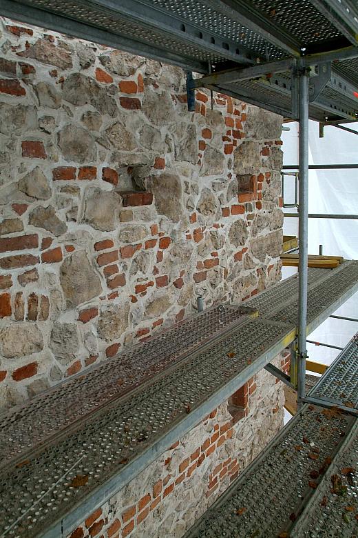 Fragment odnowionego klasztornego muru.