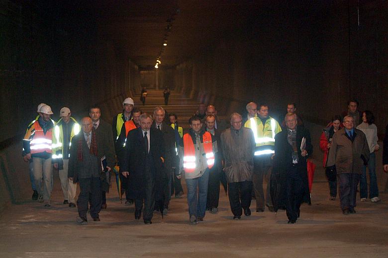 Prezydent Miasta z ekipą wykonawców w tunelu.