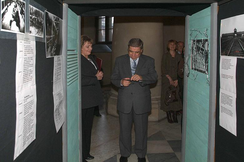 Prezydent Bątkiewicz, otwierając wystawę, przeciął wstęgę rozwieszoną na makiecie symbolizującej mur obozu koncentracyjnego. 