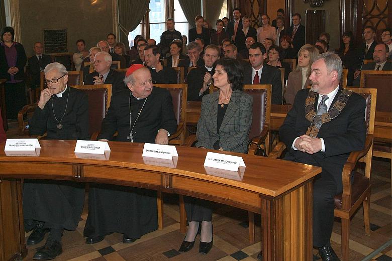 Jackowi Majchrowskiemu, Prezydentowi Miasta Krakowa, towarzyszyła małżonka Barbara Majchrowska. W uroczystości uczestniczyli - K