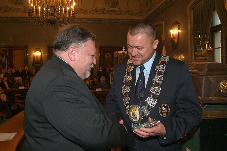 Wiesław Jopek, Prezes Krakowskiej Kongregacji Kupieckiej, wręczył srebrne statuetki KOGI 
Eugeniuszowi Trzcińskiemu...