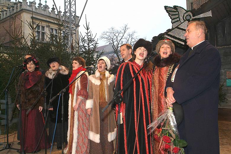 Krakowianie, Prezydent Miasta, zaproszeni goście oraz artyści Kabaretu Miejskiego Loch Camelot zaśpiewali "Przybieżeli do B