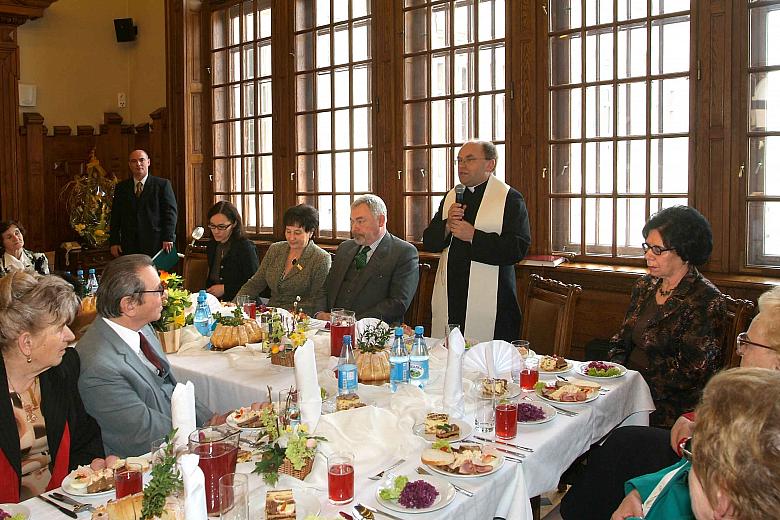 Wielkanocny stół poświęcił ks. Bogdan Kordula, dyrektor krakowskiego Caritasu.