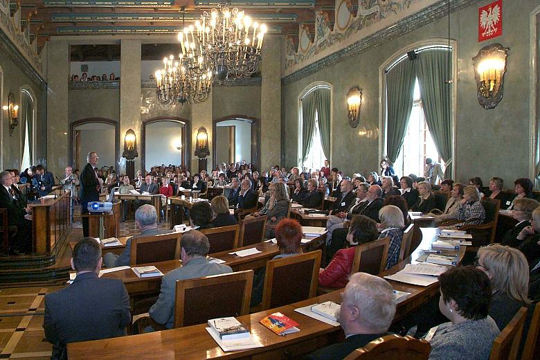 W sali Obrad Rady Miasta Krakowa debatowano nad tematem "Ciągłości i zmiany w pomocy społecznej i pracy socjalnej w dobie g