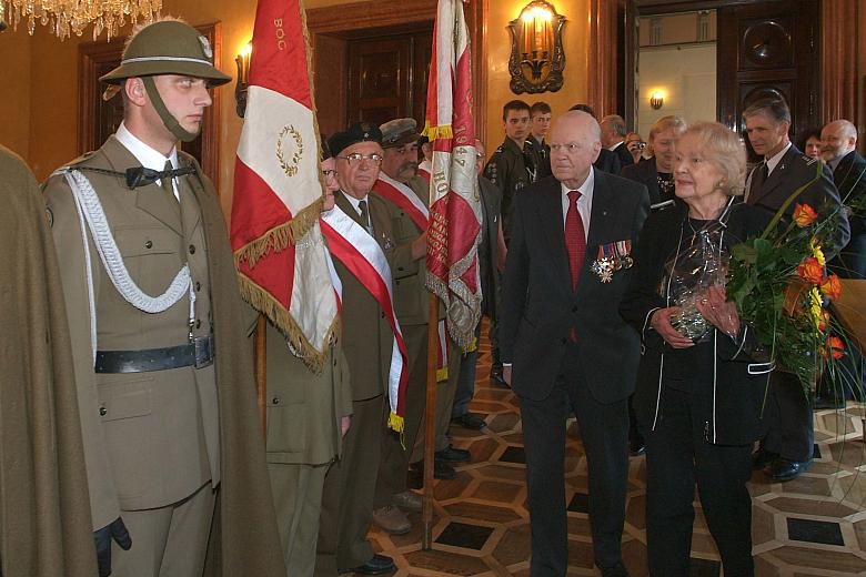 W sali Obrad Rady Miasta Krakowa odbyło się uroczyste spotkanie żołnierzy Armii Krajowej. Udział w nim wzięła pani Irena Anderso