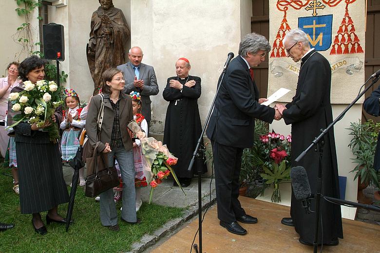 Z tej okazji Dostojny Jubilat odebrał  gratulacje od Kazimierza Bujakowskiego, zastępcy Prezydenta Miasta Krakowa. 