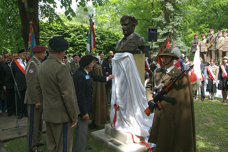 W parku im. dr. Henryka Jordana odsłonięto  pomnik generała Władysława Andersa.