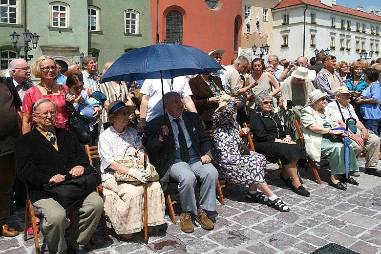 Wsród obecnych na otwarciu było wiele znanych krakowskich postaci. Na zdjęciu od lewej: prof. Aleksander Krawczuk, znawca nie ty