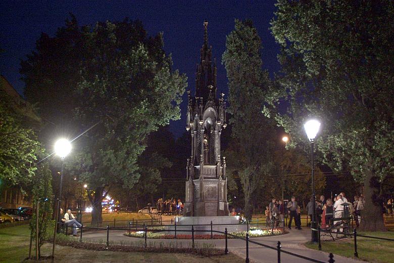 Rekonstrukcja pomnika jest dziełem znanego rzeźbiarza Czesława Dźwigaja, profesora krakowskiej ASP.