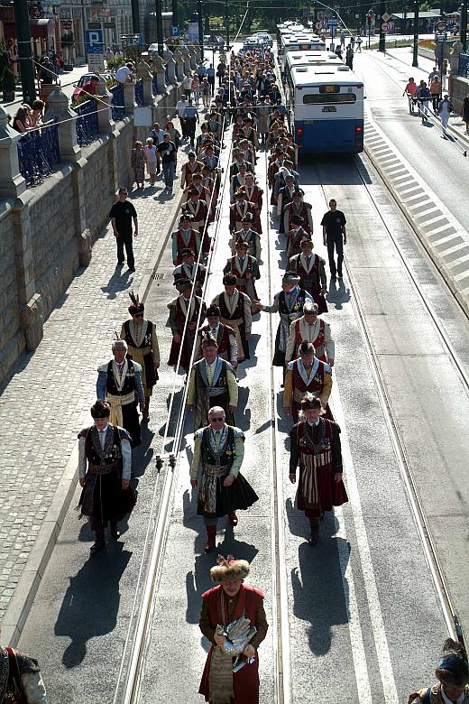 Pięknie reprezentowało się krakowskie Bractwo Kurkowe, na czele którego  maszerował król kurkowy.