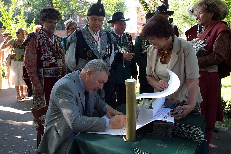 Zanim odsłonięto Pomnik 750-lecia Bractwa trzeba było podpisać dokumenty upamiętniające to wydarzenie. Jednym z sygnatariuszy by