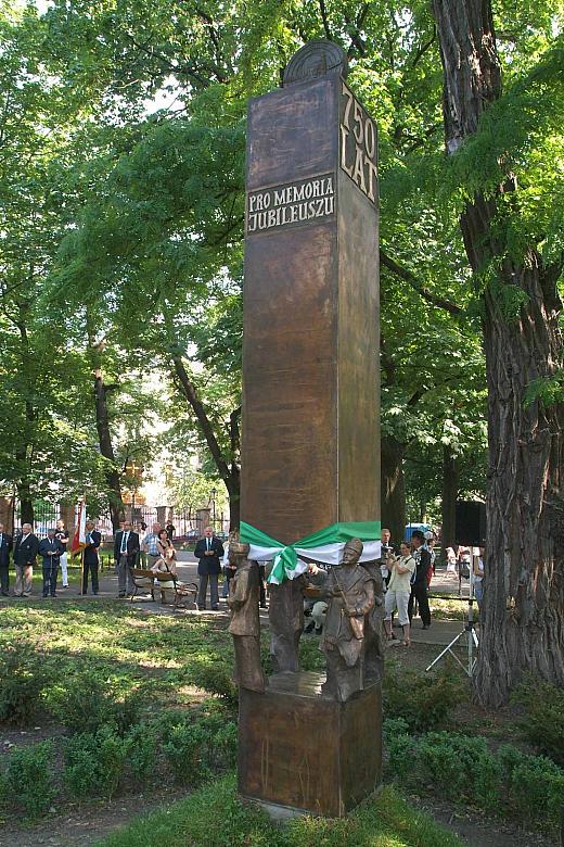 Pomnik upamiętniający 750-lecie Bractwa czekał na odsłonięcie.