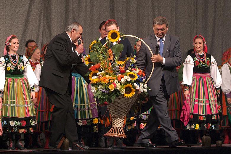 Wspaniały kosz kwiatów od Prezydenta Miasta Krakowa przekazali zespołowi Józef Spiszak i Artur Bober z krakowskiego Biura Targów