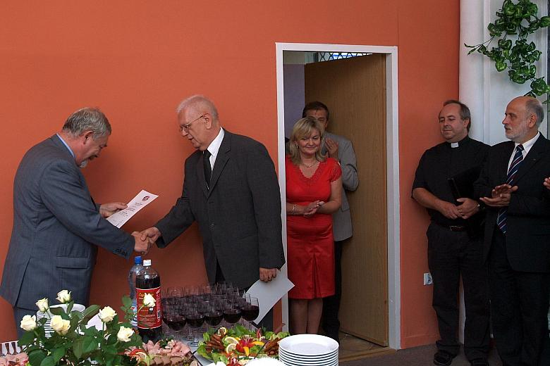 Leszek Poznański, prezes Małopolskiego Oddziału Towarzystwa Przyjaźni Polsko - Francuskiej wręczył Prezydentowi Jackowi Majchrow