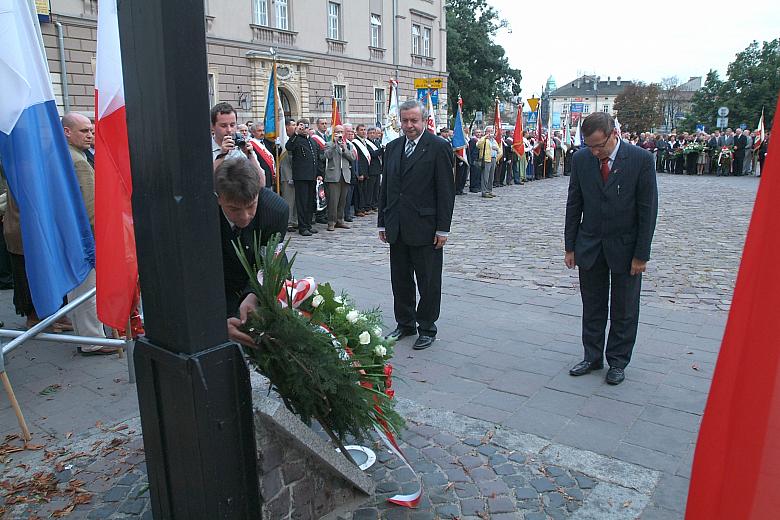 Następnie złożono kwiaty pod Krzyżem Katyńskim, symbolem walk o niepodległość. Na zdjęciu: przedstawiciele Zarządu Regionu Małop