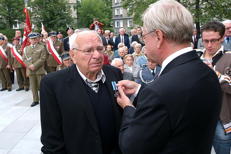 Prezydent Tadeusz Trzmiel wręczył   Odznaki "Honoris gratia" kombatantom: Stefanowi Adamczykowi, Stanisławowi Aleksiew