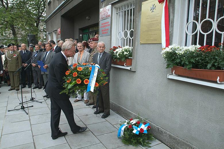 Następnie składano pod tablicą wieńce i wiązanki kwiatów. W imieniu Prezydenta Miasta Krakowa wieniec złożył Tadeusz Trzmiel.