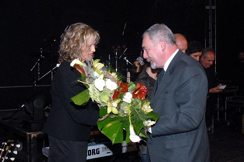 ...oprócz odznak Prezydent wręczył również wspaniałe bukiety kwiatów.