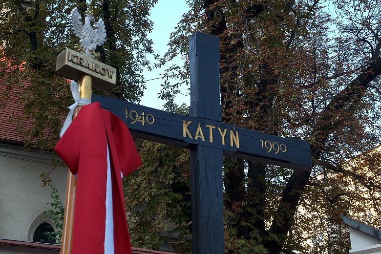 Pod Krzyżem Katyńskim zgromadzili się mieszkańcy Krakowa.